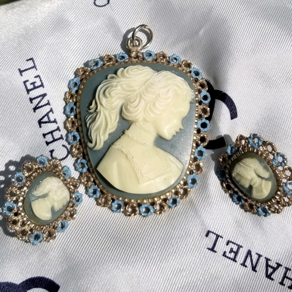 Vintage Blue Lucite Cameo Pendant & Earrings - Picture 2 of 5